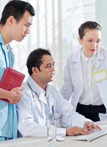 Medical workers gathered in front of computer in office to discussing difficult case SSUCv3H4sIAAAAAAAACpxTS27cMAzdF+gdBl5HgGXJ+vQORQ9QdEFJ9IwajTWw5BZBkLtX8ifxBLPqTnwkHx9F8vXrl9OpMZC8bb6dXqtVbB/CnPIE2cexwO3Thk84OpyOCDqf4+QhHEED2V5GuGIBxzmECr8tziZlyHPCVIttkIWM58Kxgu8Uq6Kfq33aHYuzZBRX0zwdsDSbBduhlfy/MtfHr70bOONoXz60VSjA9eWormDMCqEUGDJIawm3Q0uUEEg0pcWDXWuG9q4uG4zlBSTMyI5wkANR2gqCrKPOSJRYEvb4XU0t7qLBlKN9/qSAtoLRRxnGn5f42yXm+Cnph/mNNqc7Zd99shgCjBjn9IjQTQjXlP0y4TsJvL9j0vrOpJw/okuXOWecHvWkP+LXxzKdbXMmDAjrMm05DaOtdJxrwqThhBsmCDhLiR20Eh0CV3bYJTVKS6WdQ2LQSsK5bAkoZohmtEdLQQnNP4KNQs6gzEdBX5lLsNMtERQoF3LQg+sWsWtjzfPf0tL1uOgwOx8PO/4nWgg1gB16uk3e+vF8SIv5stzcnmbjPOaprt/7HjchxhuYUMcxFE7c8QukVMLdjh8K2XLh8XqoM8a8fOXG2rhyl9WkrOv6rlVasL58Ua/YFrDe8sUXnkXOTrTM0btj674qaHpNFXBeNh57RbjqHTEtOqKhRSlFKymvG//2DwAA//8DAGZV1haVBAAA